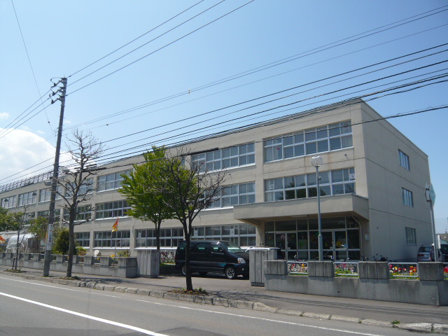 Primary school. 300m to Sapporo Municipal Shinyang elementary school (elementary school)