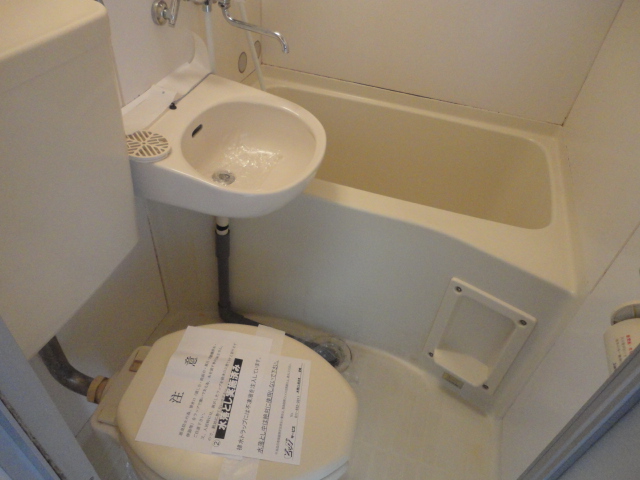 Bath. It is a three-point unit type bus toilet ☆ 