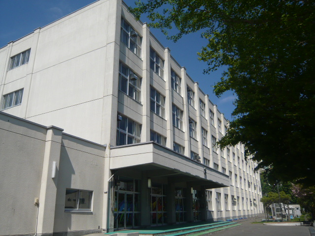 Primary school. 317m to Sapporo Municipal white poplar elementary school (elementary school)