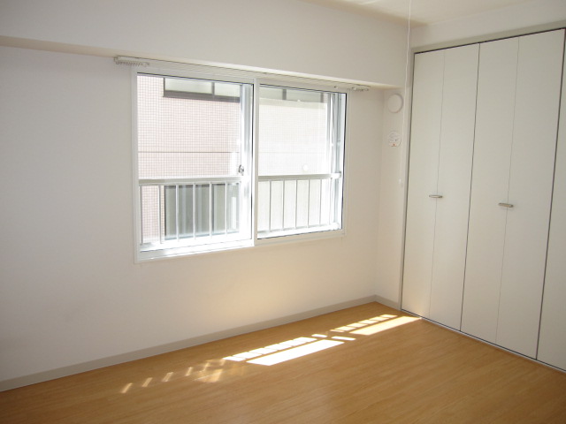 Other room space. Western-style portion is also sunny