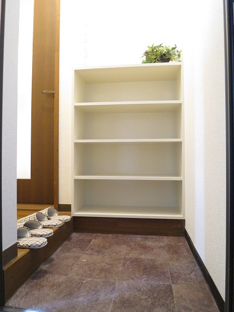 Entrance. With a shoe box that can be housed in one with a lot of shoes