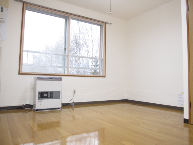 Other room space. It features the larger window ☆ 