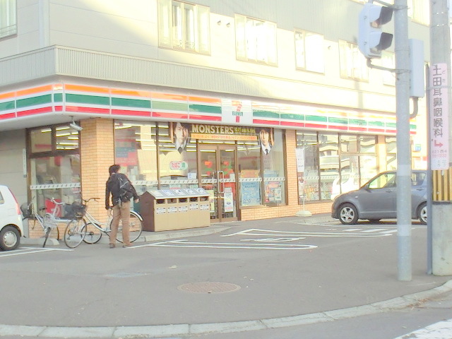 Convenience store. Seven-Eleven Sapporo Kita Article 22 store up to (convenience store) 109m