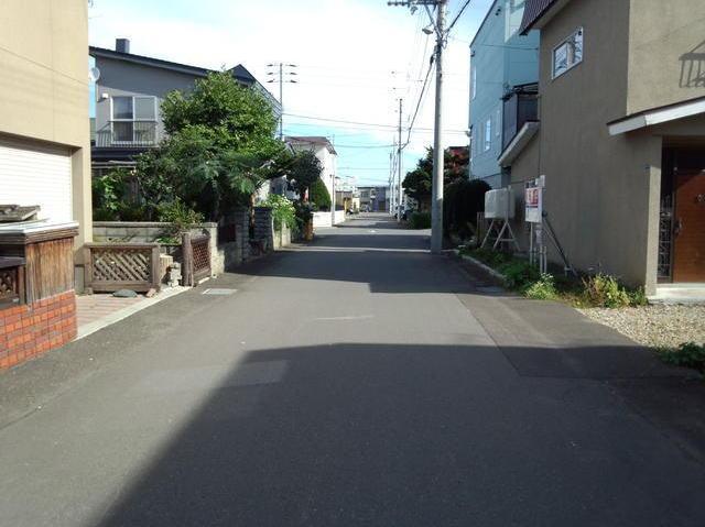 Local photos, including front road. We 12.72m Seddo. Front road is 6m, Easy also private car of the comings and goings.