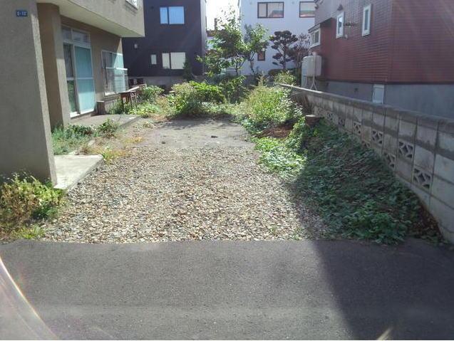 Local land photo. Furuya is next to the space. Furuya Although there are 34.3 square meters total floor area, If there is a building you can also ensure this space. 2 ~ Put is likely to 3 cars. 