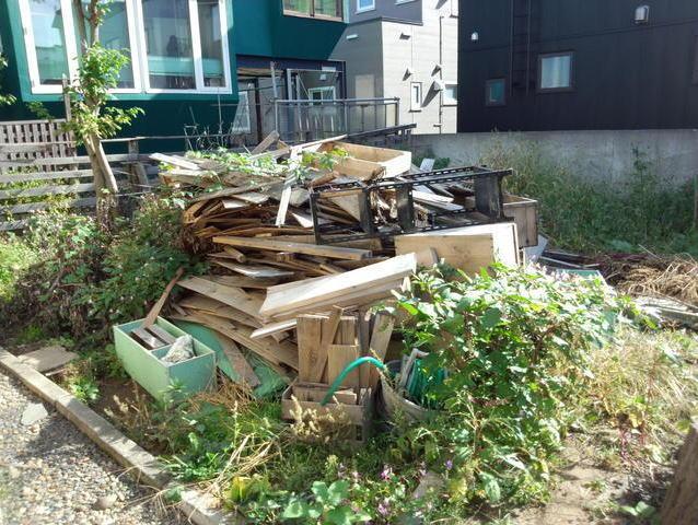 Local land photo. It is behind the Furuya. There was a storeroom, but has been dismantled. (Removal before delivery) there is still this space be provided with a parking space and home garden. 83 square meters is wide. 