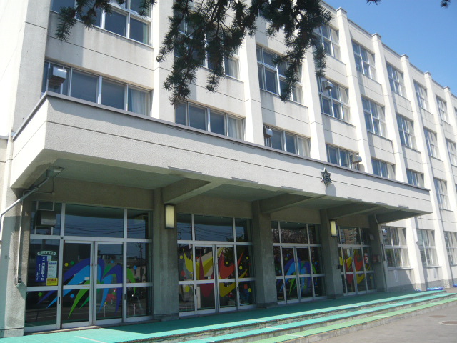 Primary school. 620m to Sapporo Municipal white poplar elementary school (elementary school)