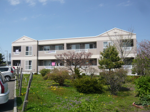 Building appearance. It is surrounded by green ThatLookLikeThis