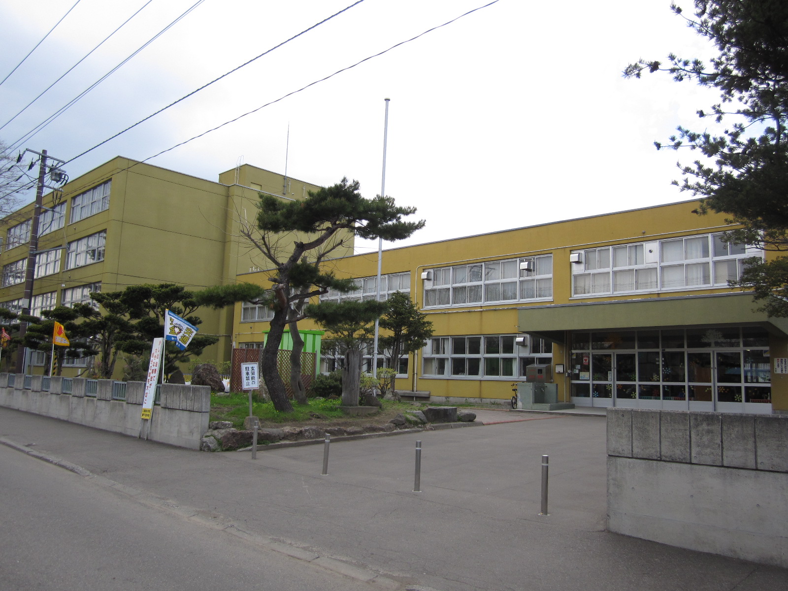 Primary school. 812m to Sapporo Municipal Sanrizuka elementary school (elementary school)