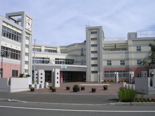 Primary school. 969m to Sapporo Municipal Utsukushigaoka green elementary school