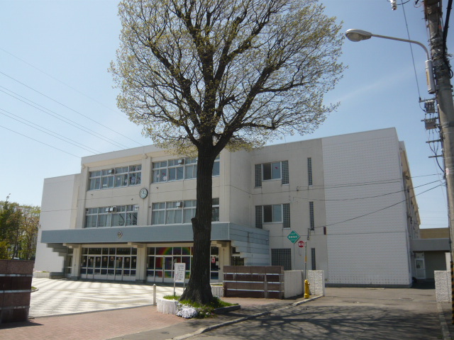 Junior high school. 843m to Sapporo Municipal Kitanodai junior high school (junior high school)
