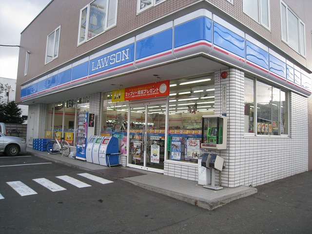 Convenience store. 400m until Lawson Sapporo International before the store (convenience store)