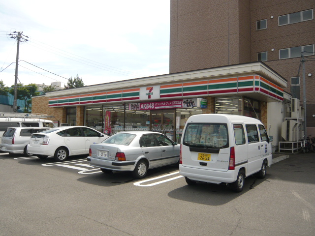 Convenience store. Seven-Eleven Sapporo Hiraoka 1 of Article 5-chome up (convenience store) 438m