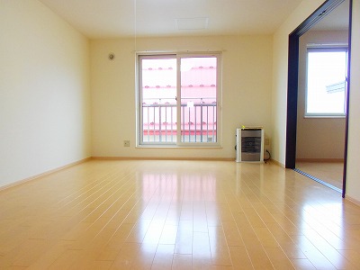 Living and room. Couple, It is a family-friendly 2LDK Property! 