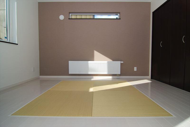 Non-living room. It is using some tatami to accent on the first floor of the room.