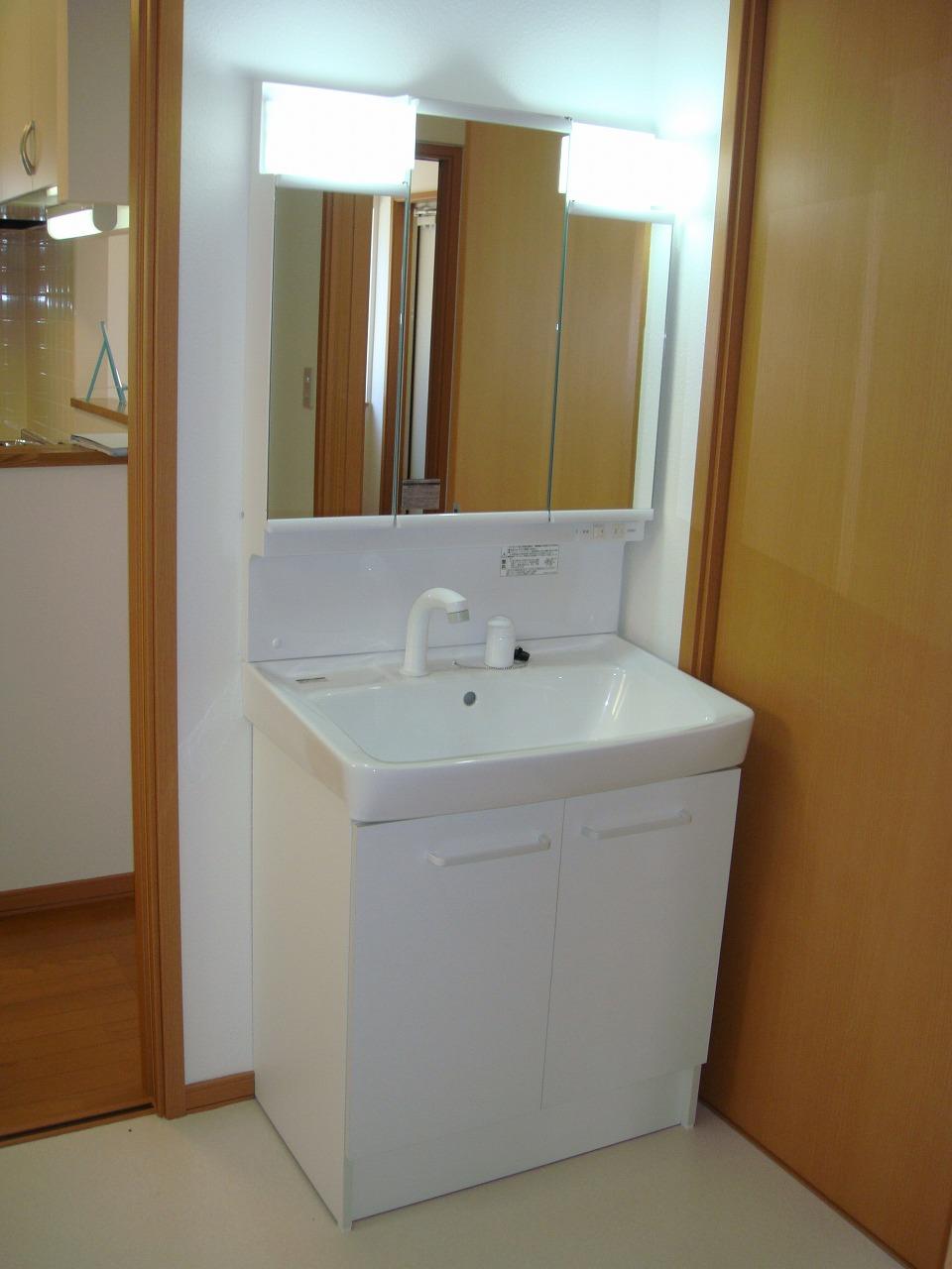 Wash basin, toilet
