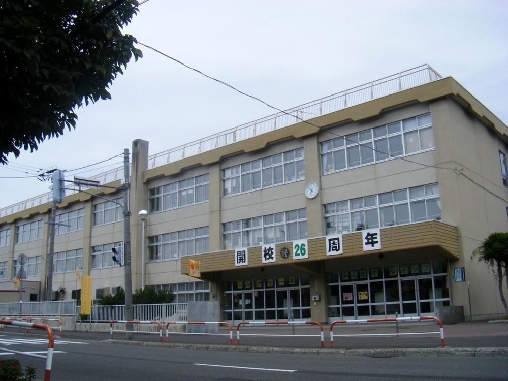 Primary school. 1510m to Sapporo Municipal Kiyota green elementary school
