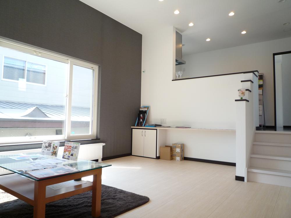 Living. 11 Pledge spacious living room Ceiling height is a feeling of opening pat and 3m!