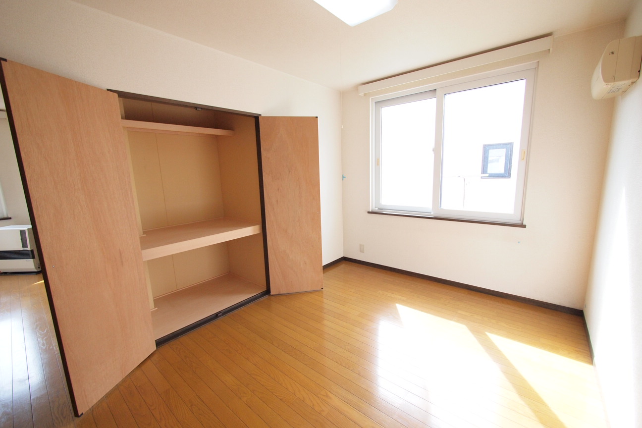 Other room space. It is housed in the Western-style (2). 