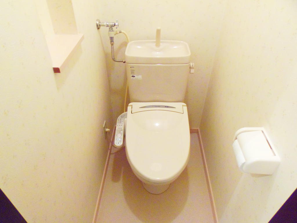 Toilet. With Washlet! Very clean it is in the pre-disinfection cleaning! 