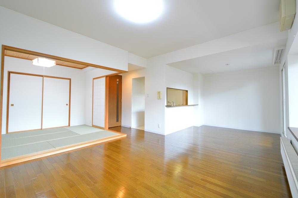  [living ・ dining] Face-to-face kitchen and a two-sided opening of the Japanese-style room to have a room in the living room. Lighting rich southwestward.