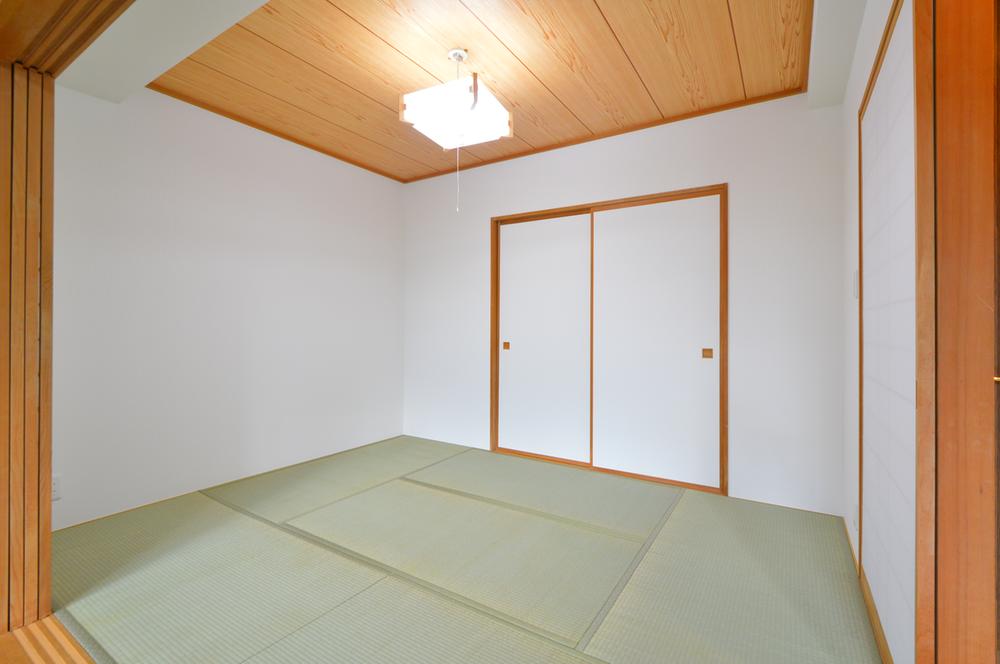  [Japanese-style room] With closet of capacity convenient Japanese-style room as well as the drawing room which can also be stored, such as futon. Tatami Omotegae already.
