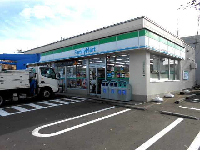 Convenience store. 355m to FamilyMart Kitano Tsuten (convenience store)