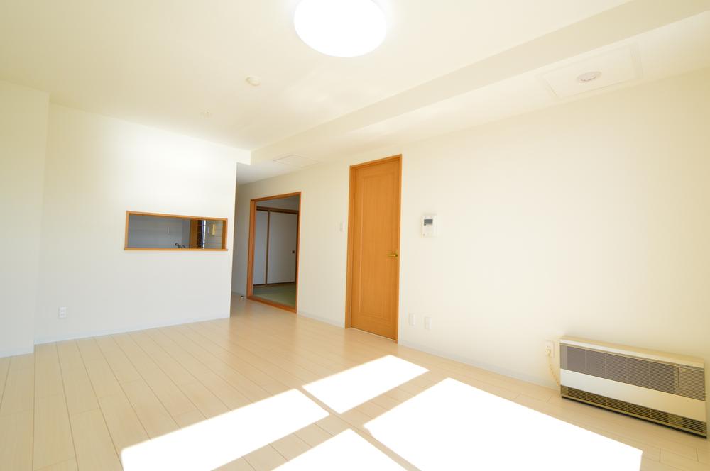  [living ・ dining] Space of the sunny south-west-facing living family gather rest.