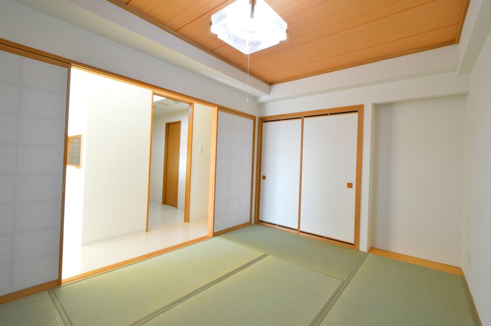  [Japanese-style room] With closet of Maeru capacity, such as futon is a convenient Japanese-style room as well as a drawing room. Tatami mat sort already.