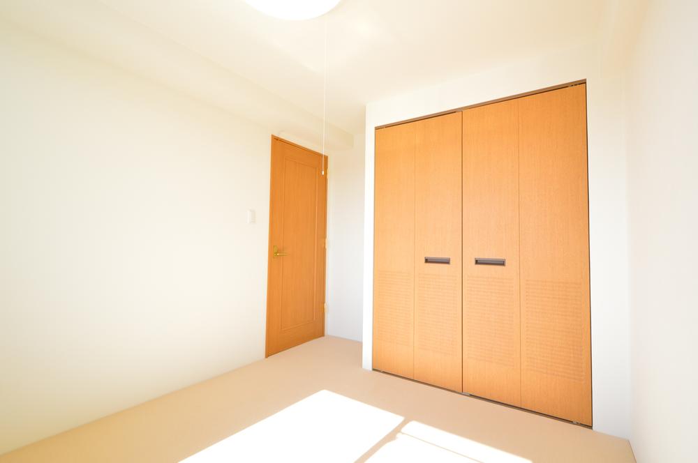  [Western style room] Bright Western-style of the southwest is a convenient storage in the closet with. Carpet new Chokawa already.