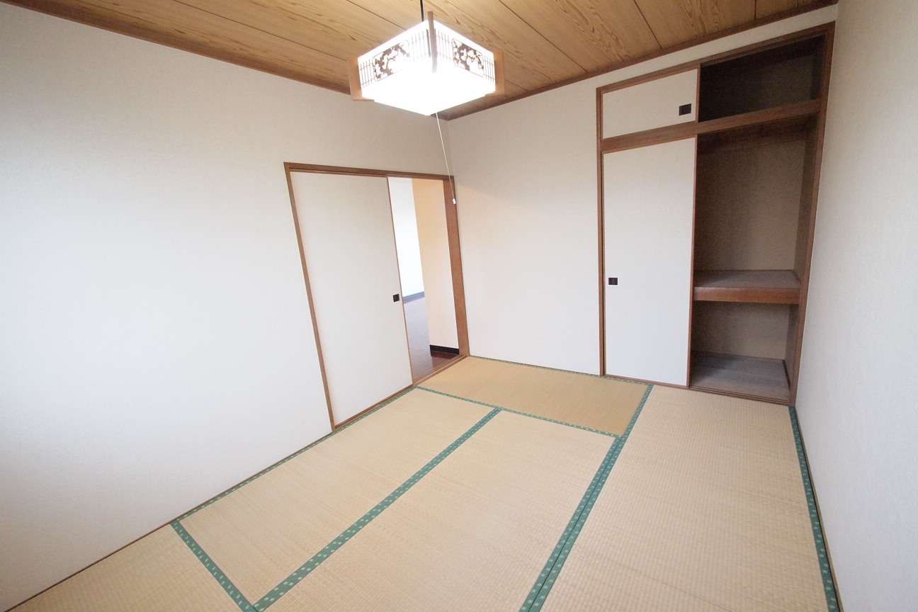 Other room space. Is a Japanese-style room and storage. 