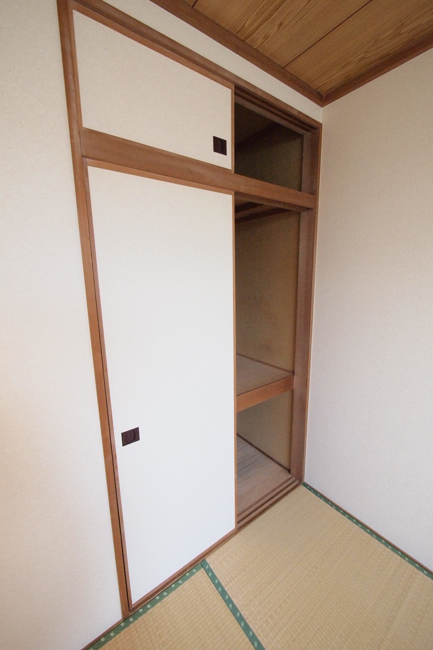 Receipt. Is a Japanese-style room and storage. 
