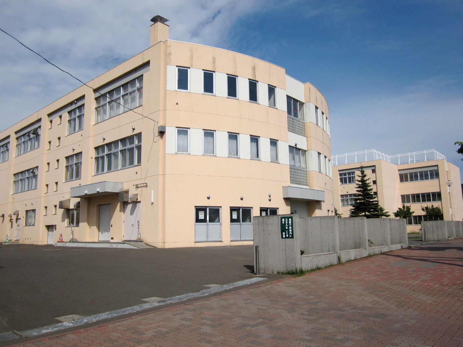 Junior high school. 805m to Sapporo City Midori Hiraoka junior high school (junior high school)