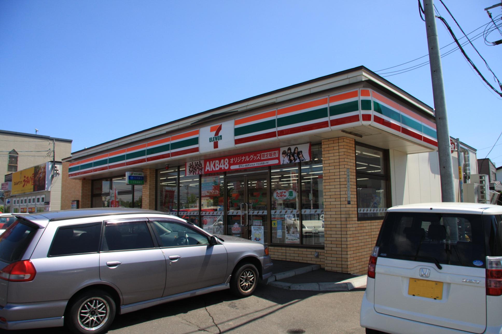 Convenience store. Seven-Eleven Sapporo Hiraoka Article 8 store up (convenience store) 457m