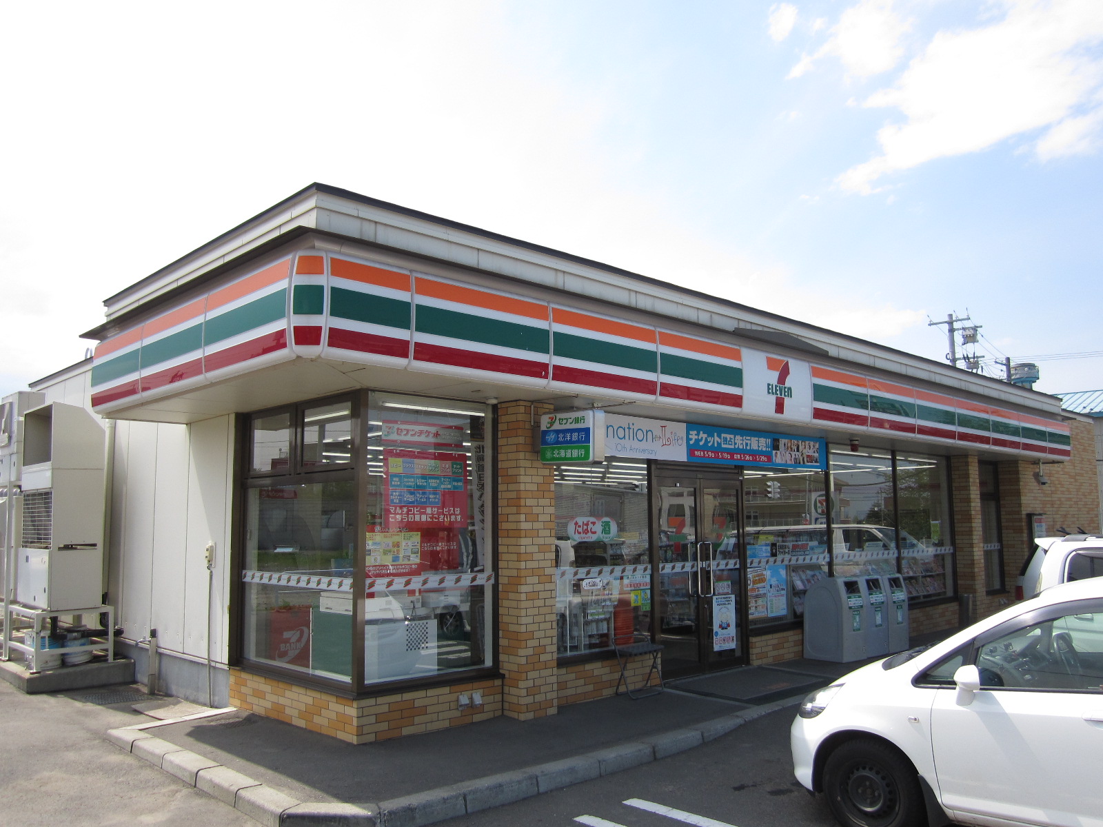 Convenience store. Seven-Eleven Sapporo Satozuka Article 1 store up (convenience store) 532m