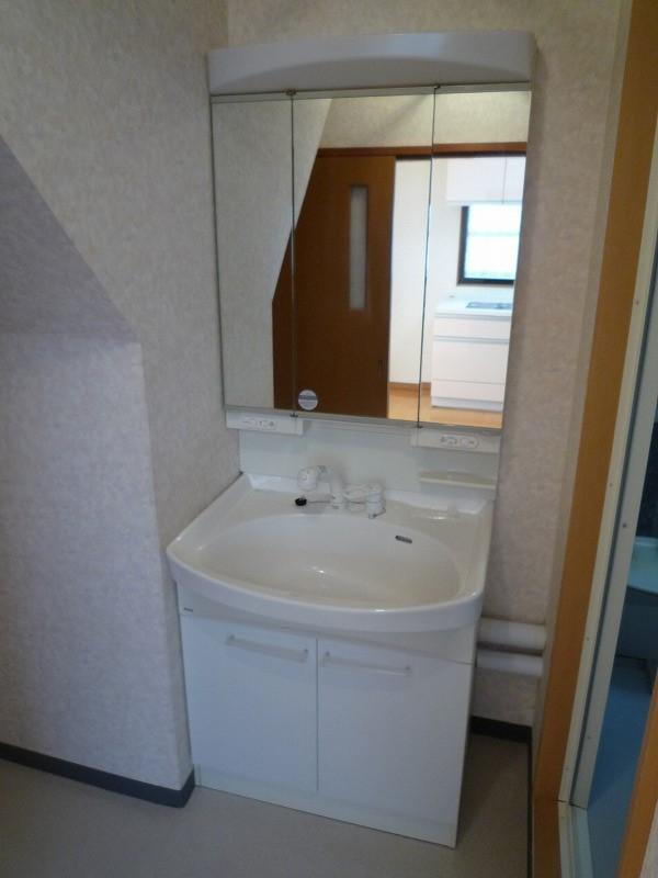 Wash basin, toilet