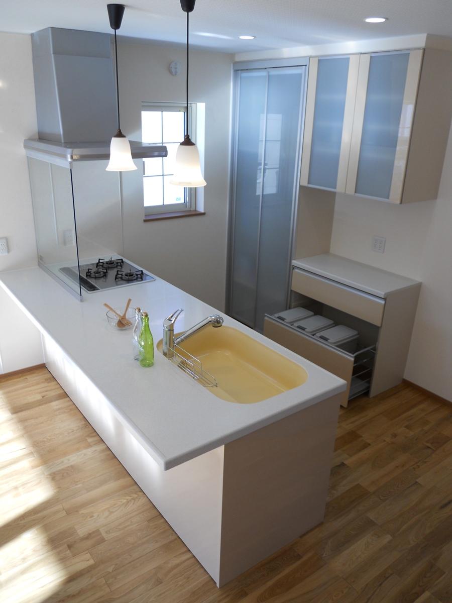 Kitchen. Indoor (12 May 2013) Shooting Equipped with a face-to-face kitchen and cupboards.