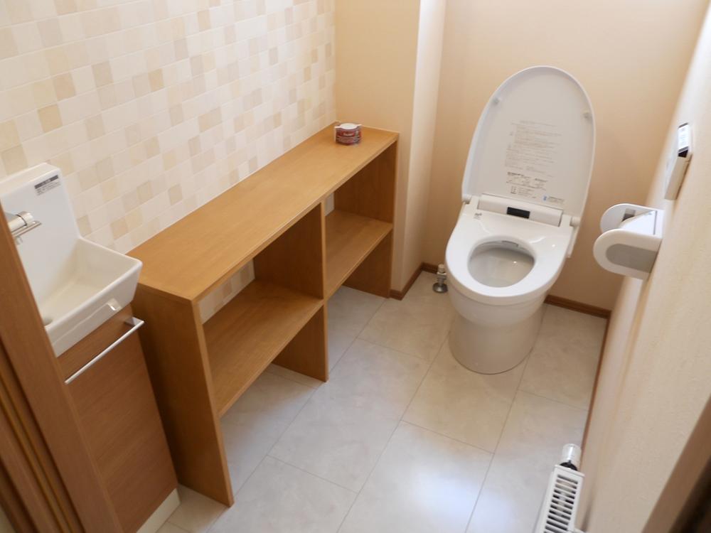 Toilet. Indoor (December 2013) captured the first floor toilet with full auto function.