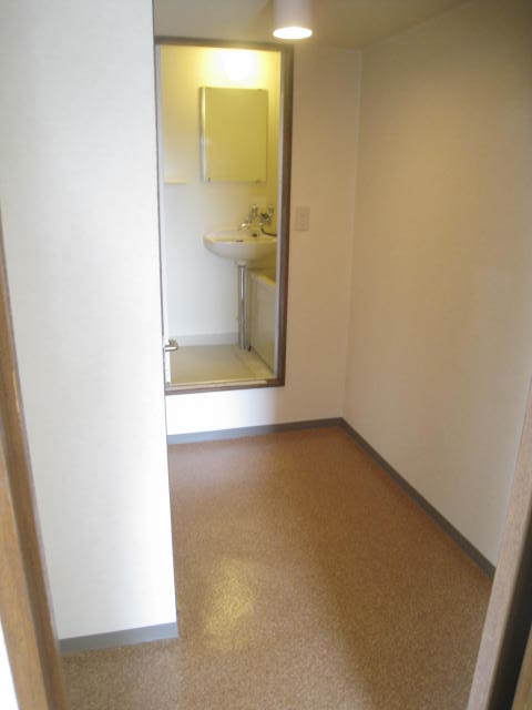 Washroom. There are dressing room ・ There drainage port of the washing machine! 