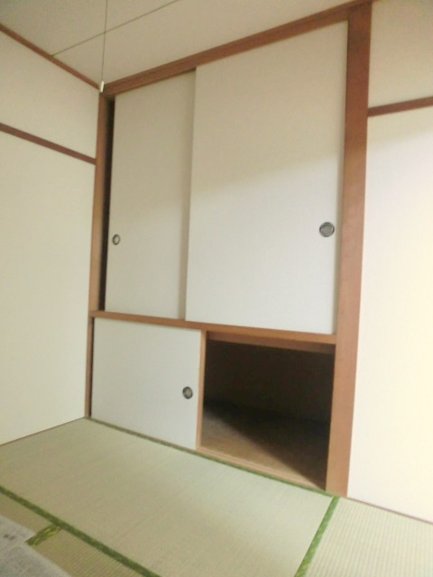 Other room space. There is also Japanese-style room.