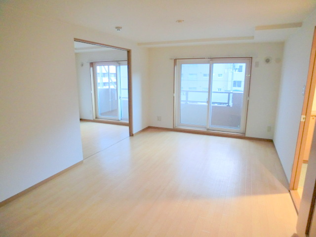 Living and room. It is also a good day.