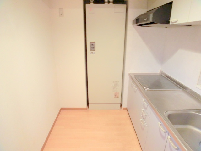 Kitchen. Kitchen behind is also wide.