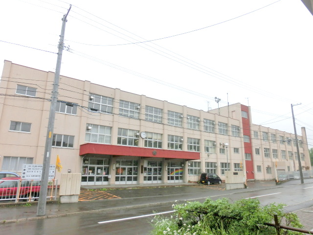 Primary school. 489m to Sapporo Tateishiyama Minami Elementary School (Elementary School)