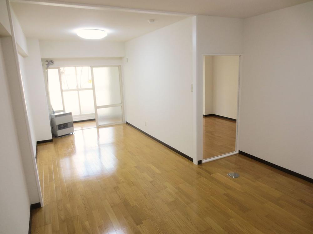 Living. From the living room entrance side. Flooring Chokawa, Sort pasting Cross, Lighting exchange.