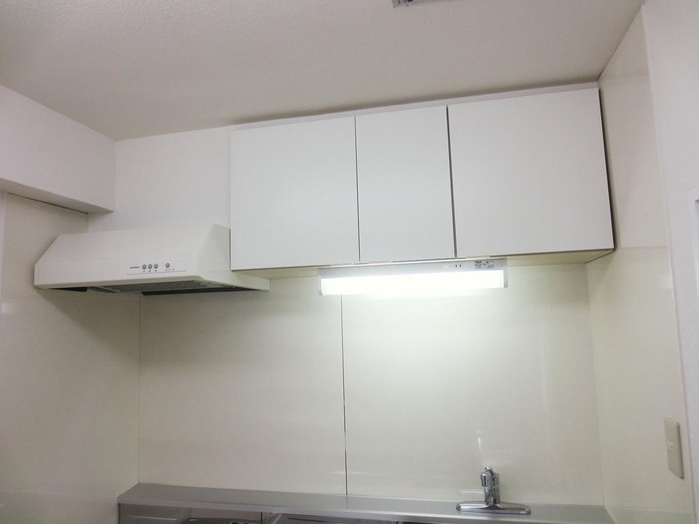 Kitchen. Exhaust Fan, It can be used immediately because it is hanging cupboard exchange already!