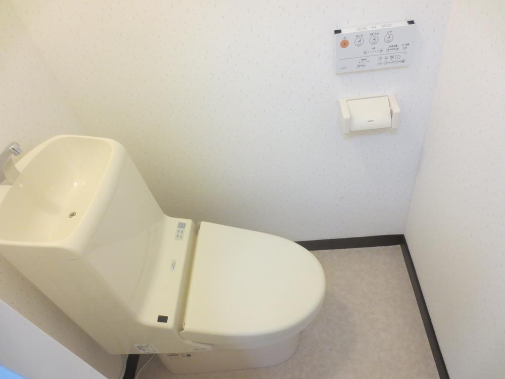 Toilet. Toilets are already exchange, It is with the remote control. Sort pasting Cross, YukaCho is Kawasumi.