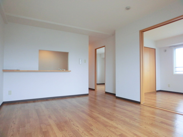 Living and room. Spacious living!