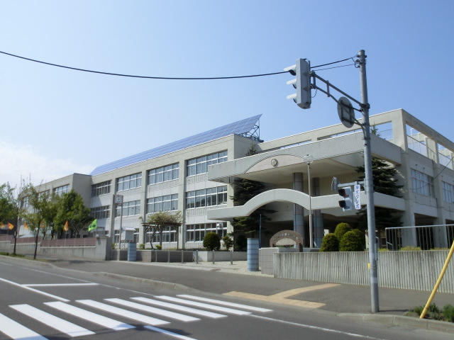 Primary school. 687m to Sapporo Municipal Minami Fujino Elementary School (Elementary School)