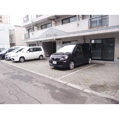 Parking lot. It is with parking! It is convenient because property is before!