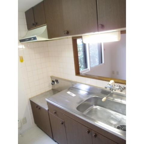 Kitchen. Popular face-to-face kitchen! It also attached a window in the kitchen space!